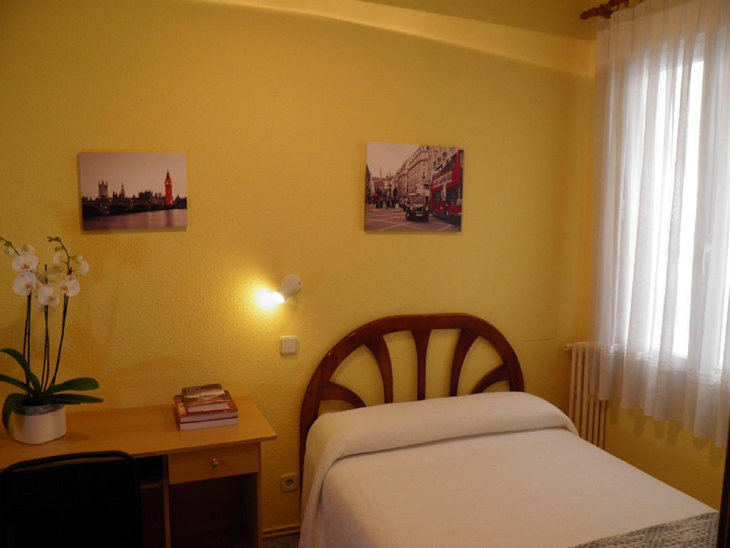 Hostal Angelines Madrid Room photo