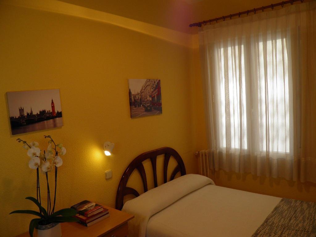 Hostal Angelines Madrid Room photo