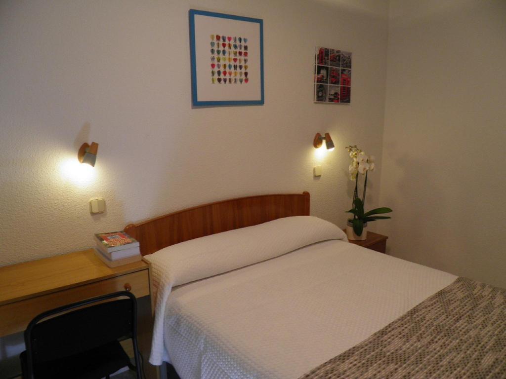 Hostal Angelines Madrid Room photo