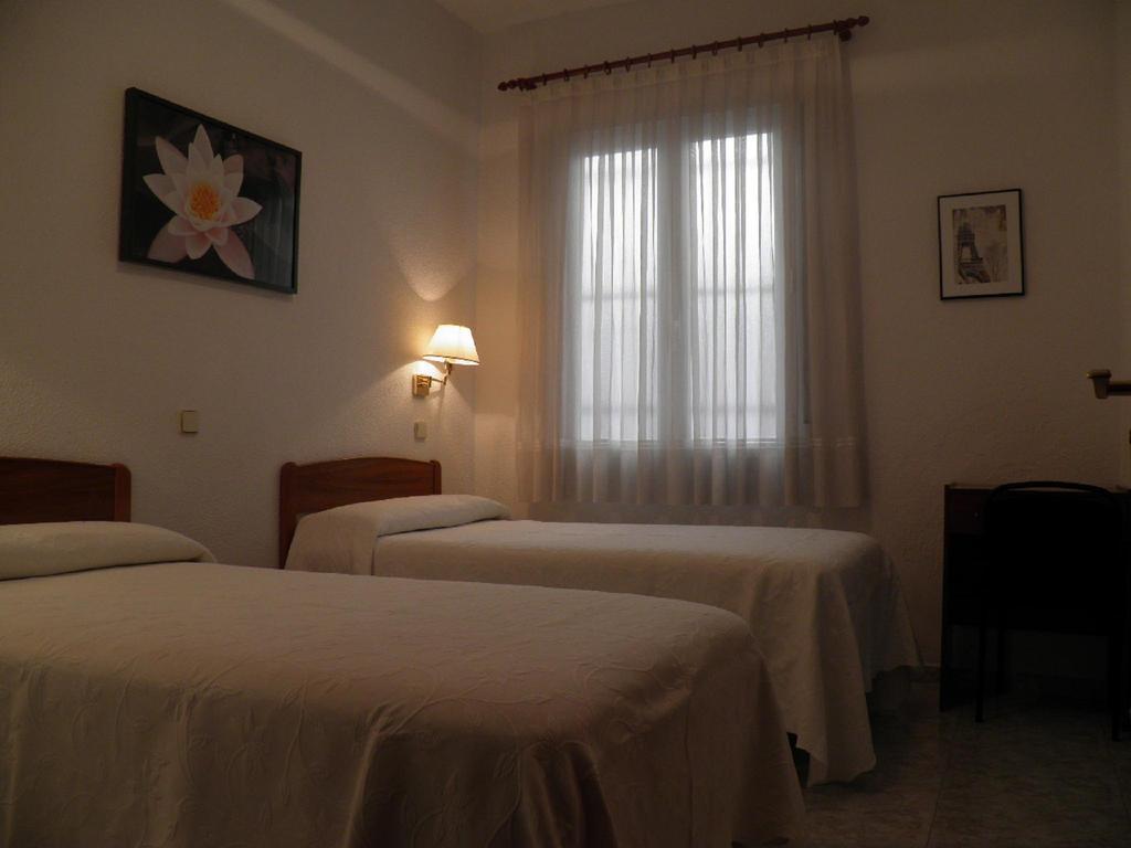 Hostal Angelines Madrid Room photo