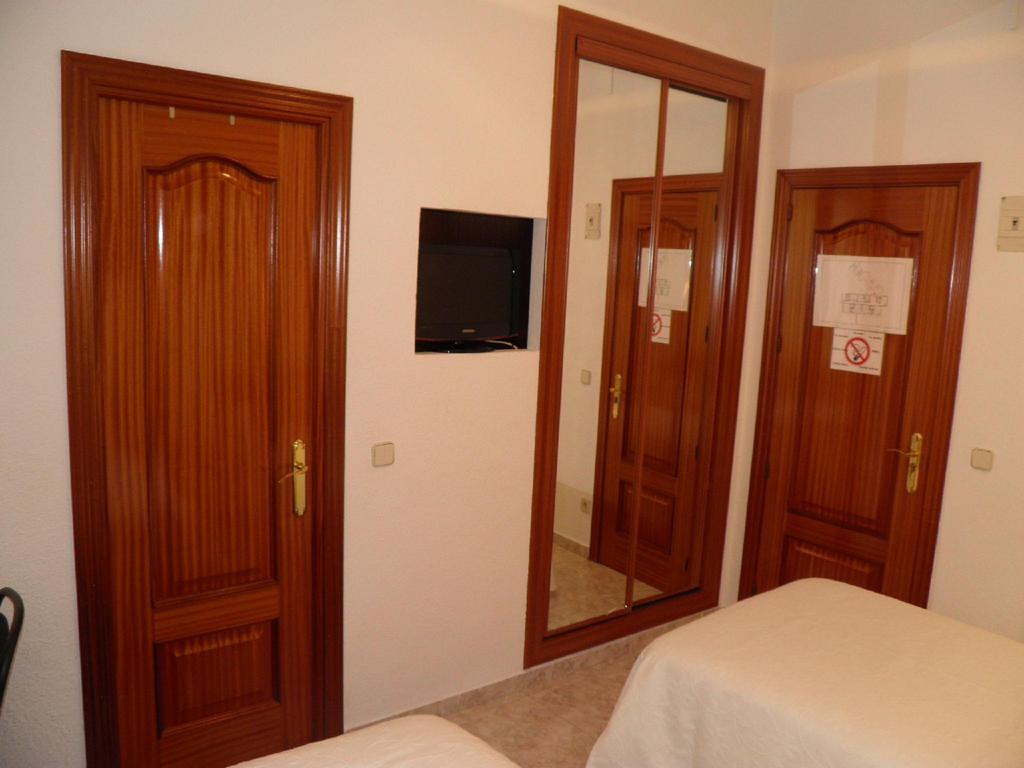 Hostal Angelines Madrid Room photo