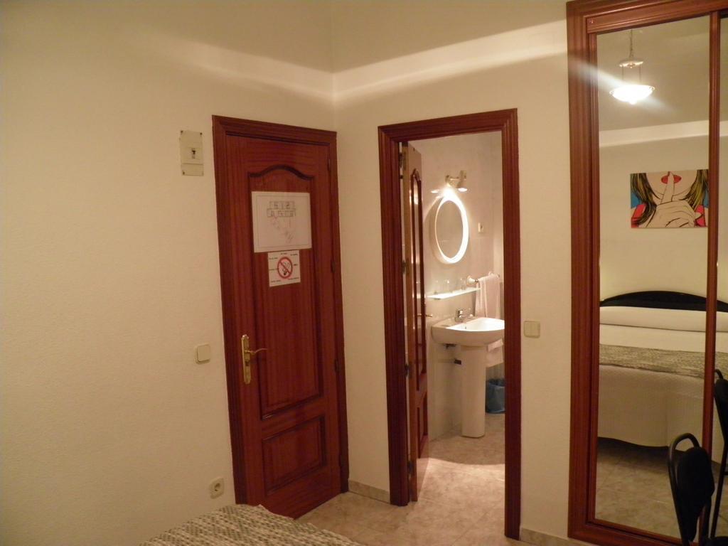 Hostal Angelines Madrid Room photo