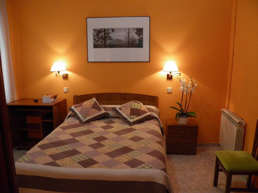 Hostal Angelines Madrid Room photo