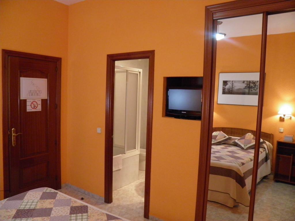 Hostal Angelines Madrid Room photo