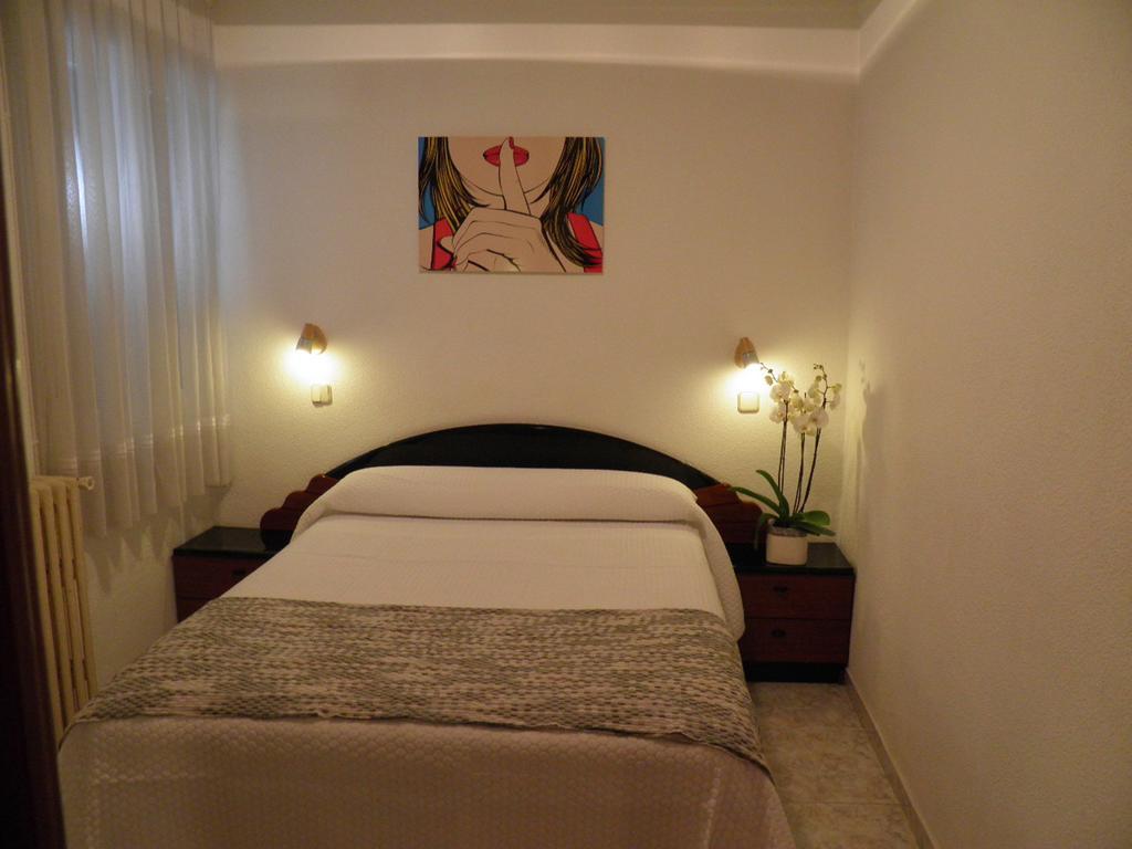 Hostal Angelines Madrid Room photo
