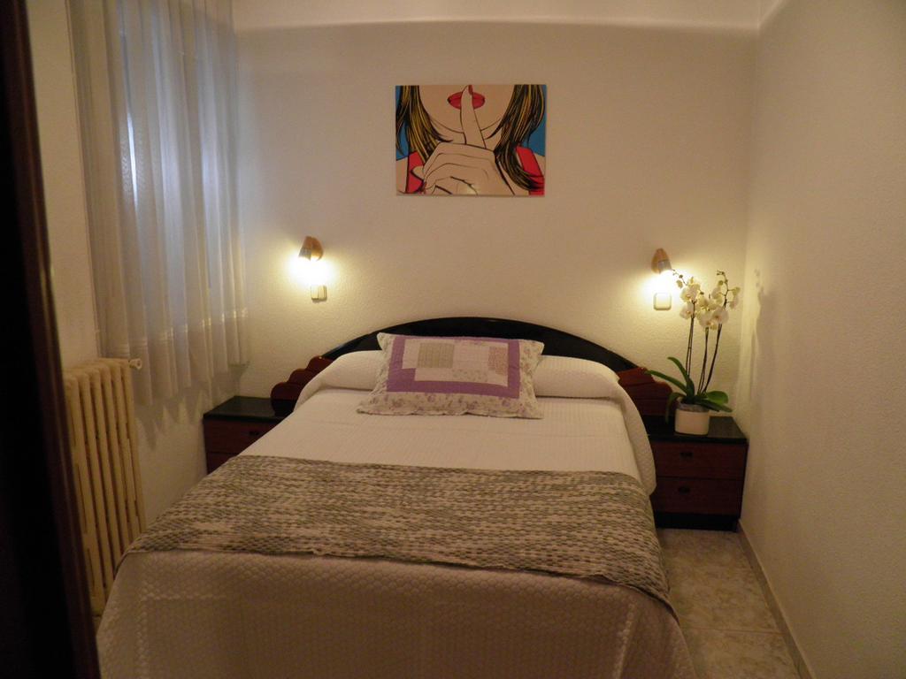 Hostal Angelines Madrid Room photo