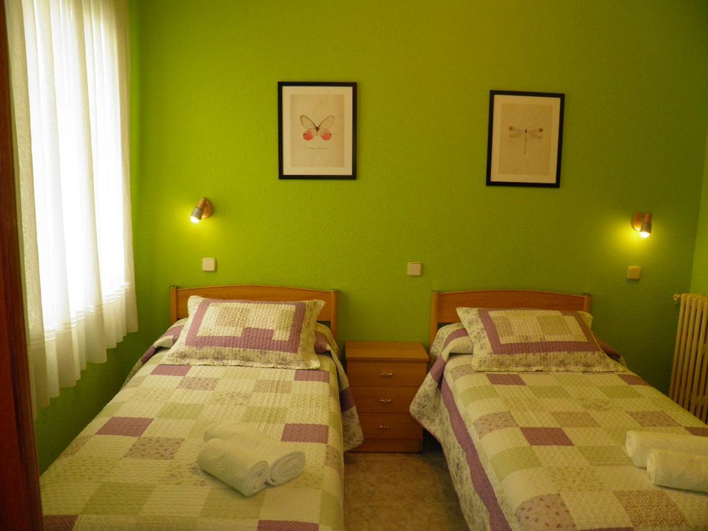 Hostal Angelines Madrid Room photo