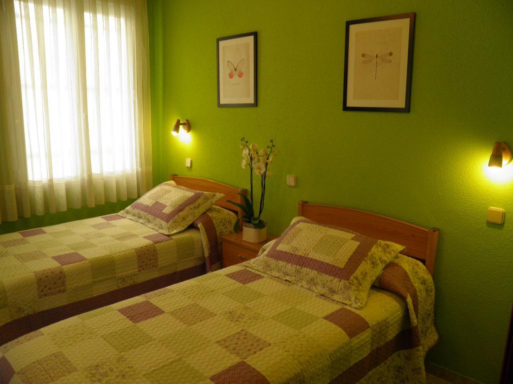 Hostal Angelines Madrid Room photo