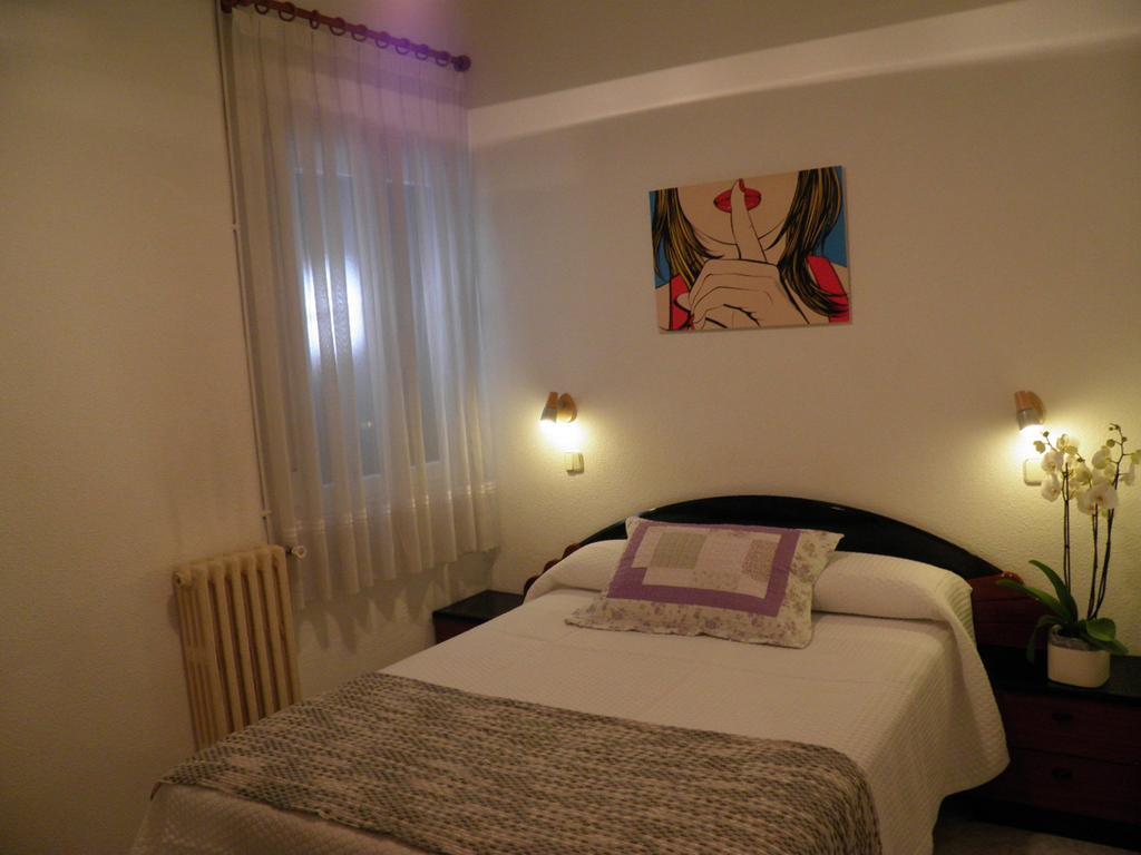 Hostal Angelines Madrid Room photo