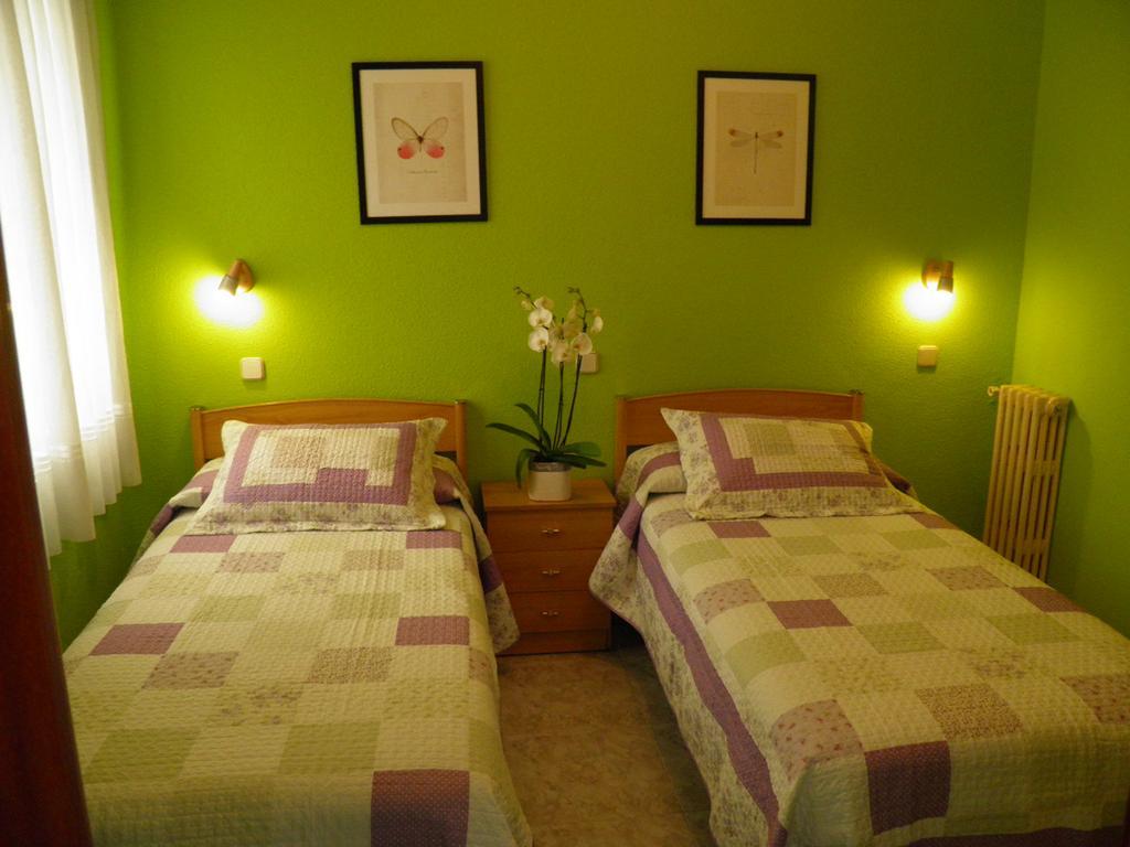Hostal Angelines Madrid Room photo