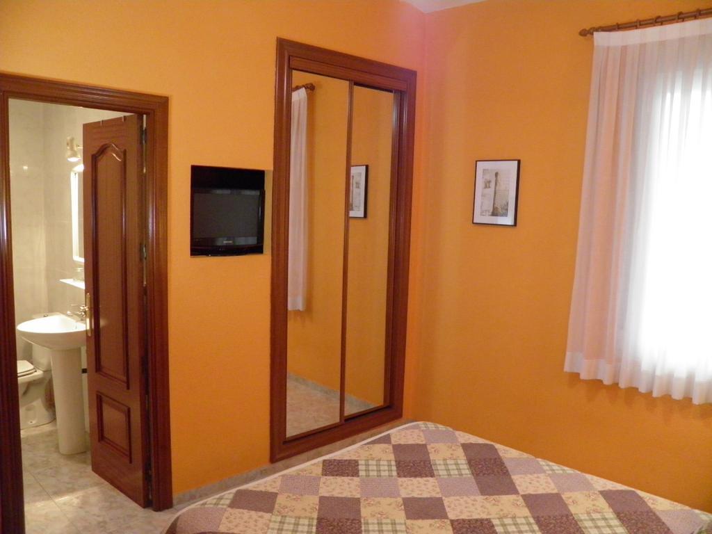 Hostal Angelines Madrid Room photo