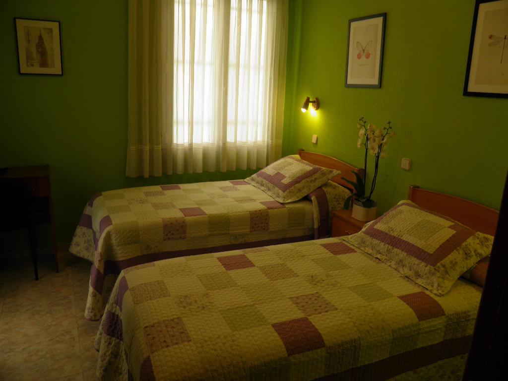 Hostal Angelines Madrid Room photo