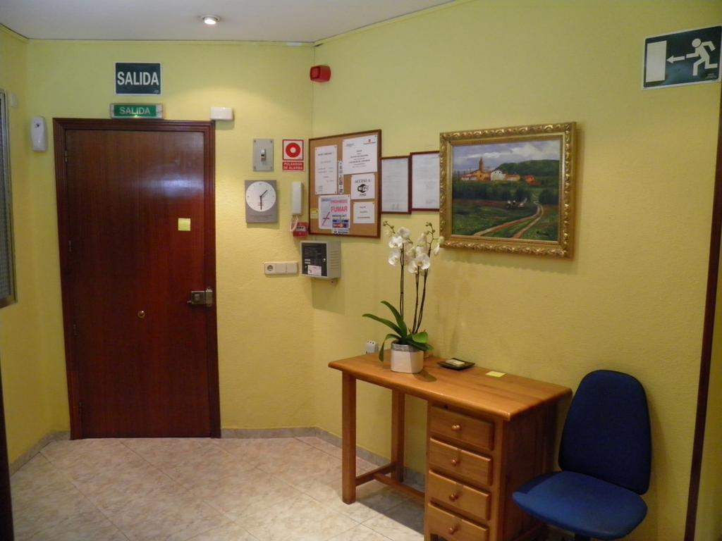 Hostal Angelines Madrid Exterior photo