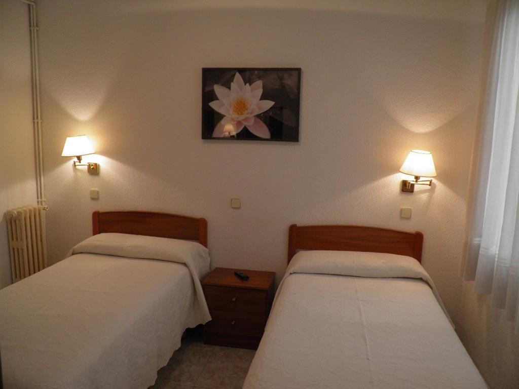 Hostal Angelines Madrid Exterior photo