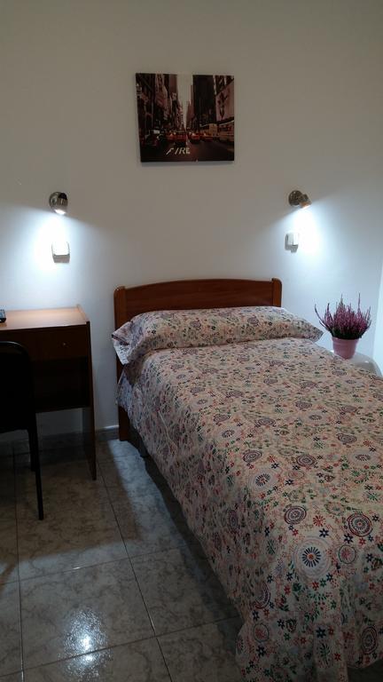 Hostal Angelines Madrid Exterior photo