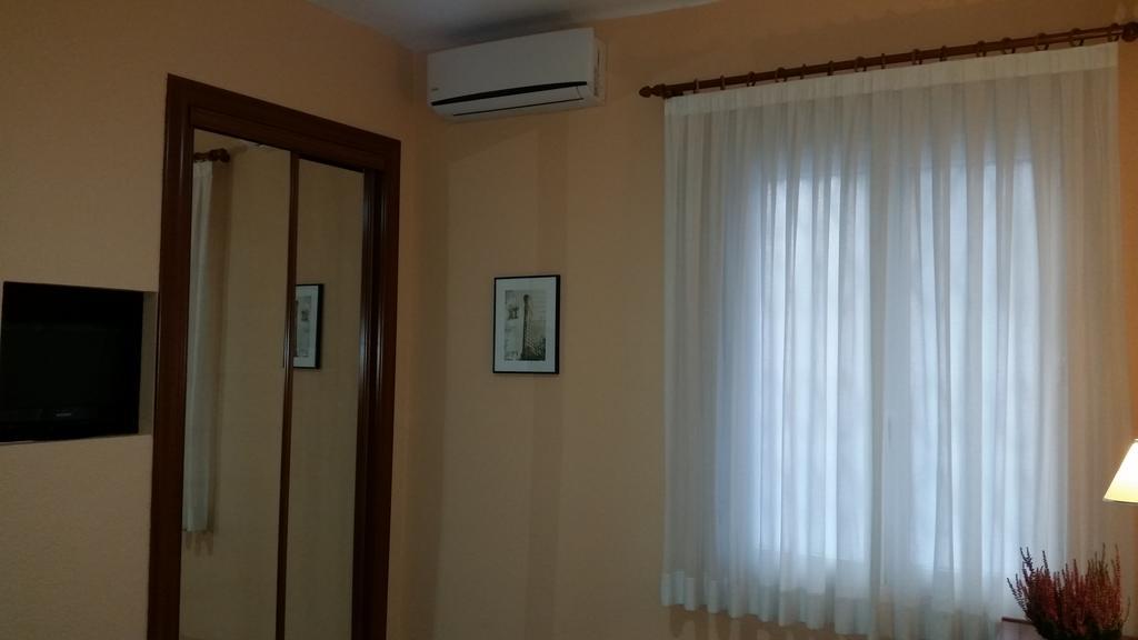 Hostal Angelines Madrid Exterior photo