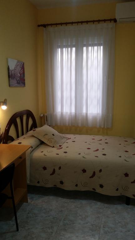Hostal Angelines Madrid Exterior photo