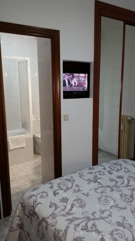 Hostal Angelines Madrid Exterior photo