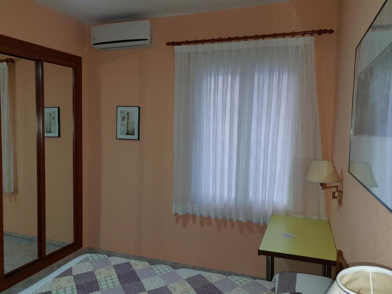 Hostal Angelines Madrid Exterior photo