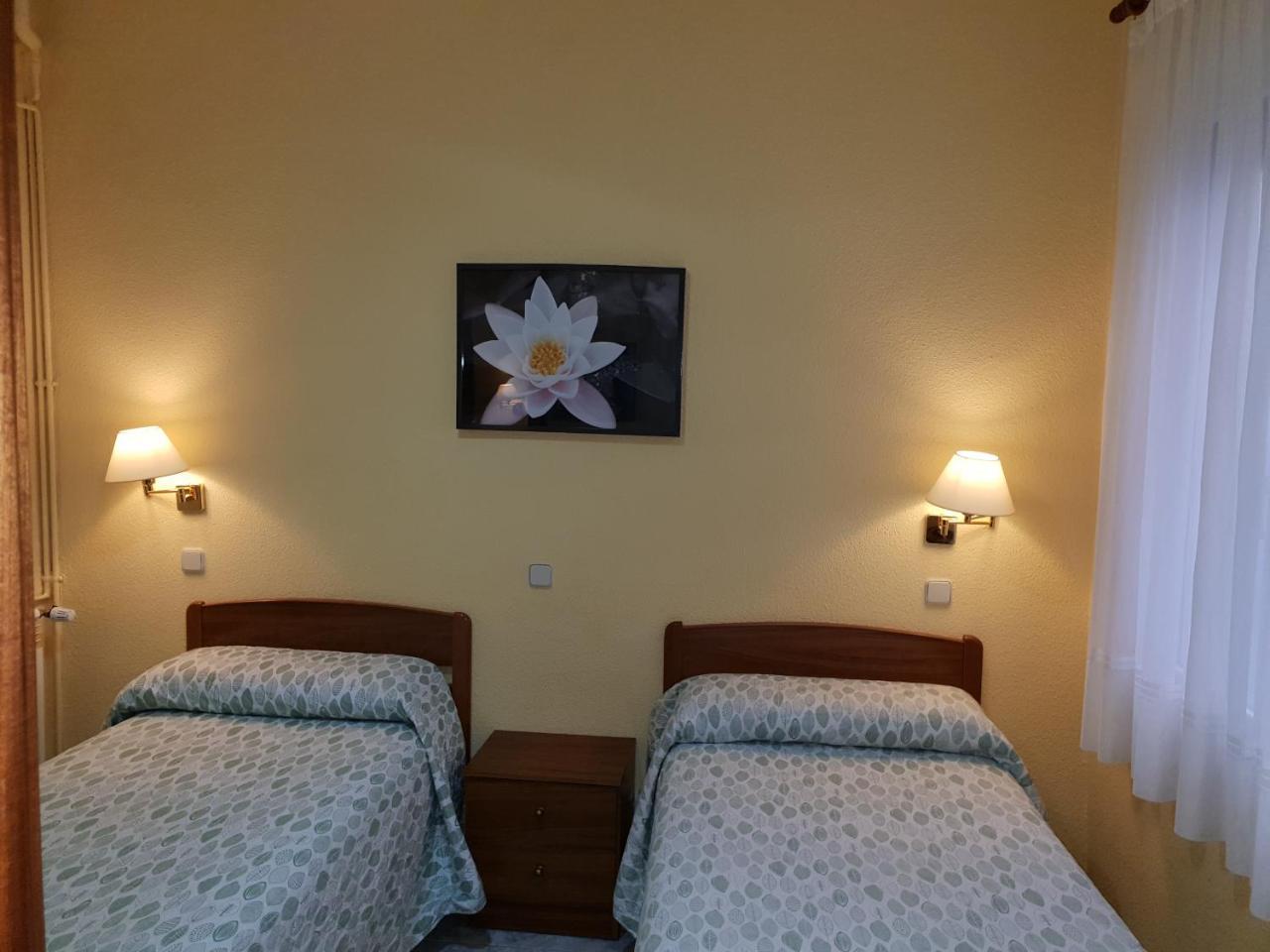 Hostal Angelines Madrid Exterior photo