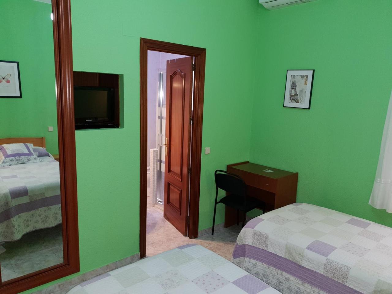Hostal Angelines Madrid Exterior photo