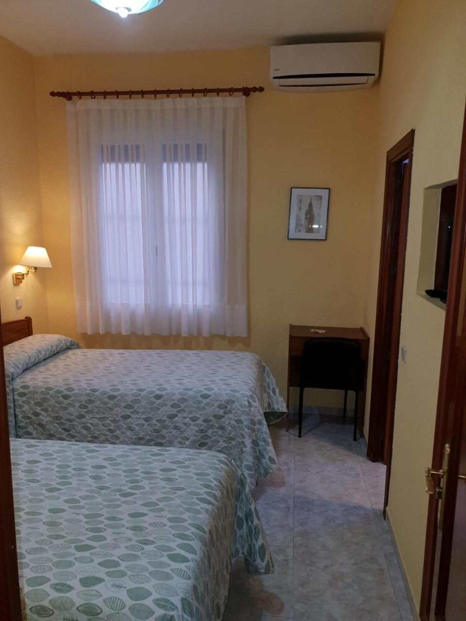 Hostal Angelines Madrid Exterior photo