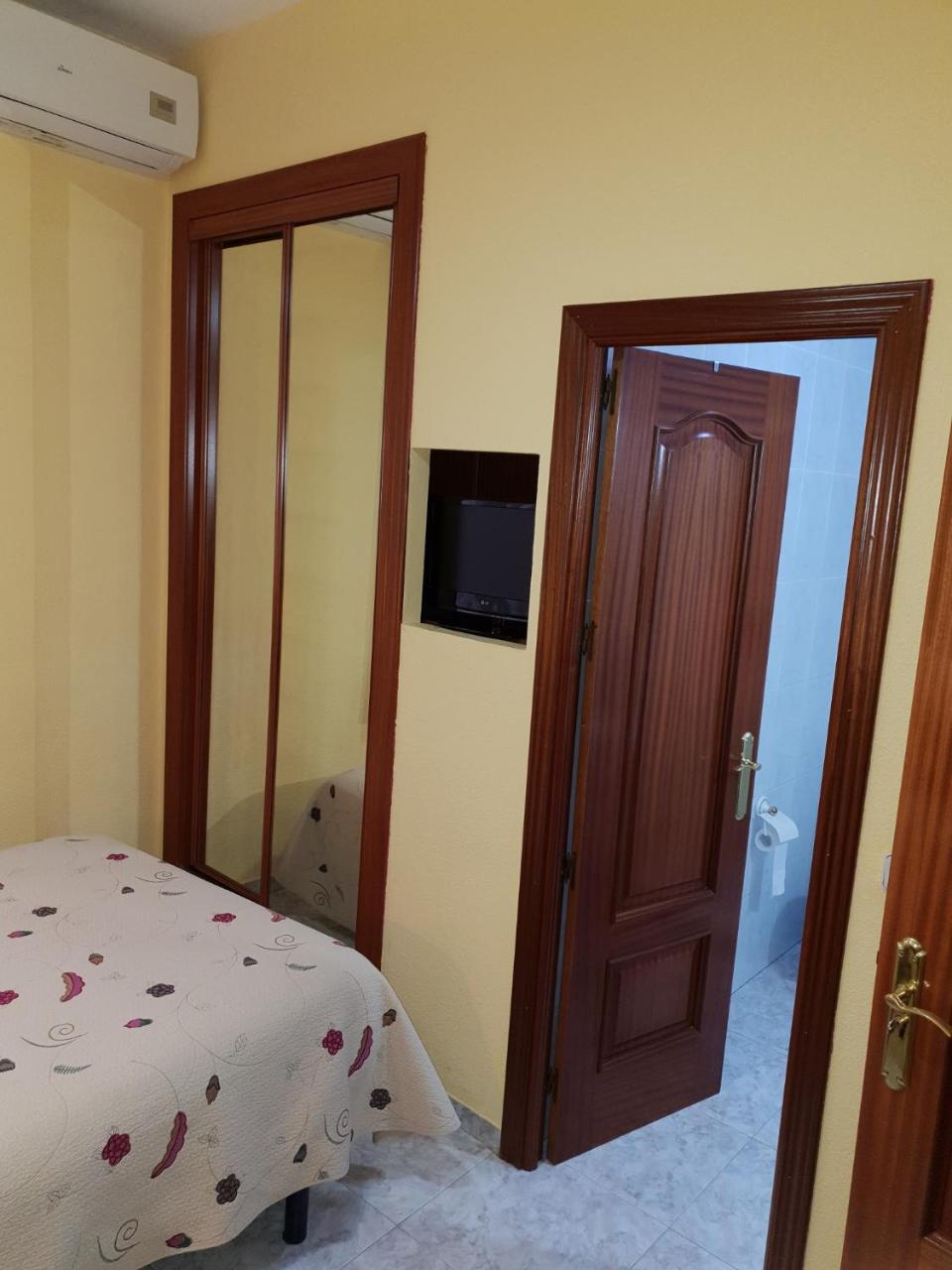 Hostal Angelines Madrid Exterior photo