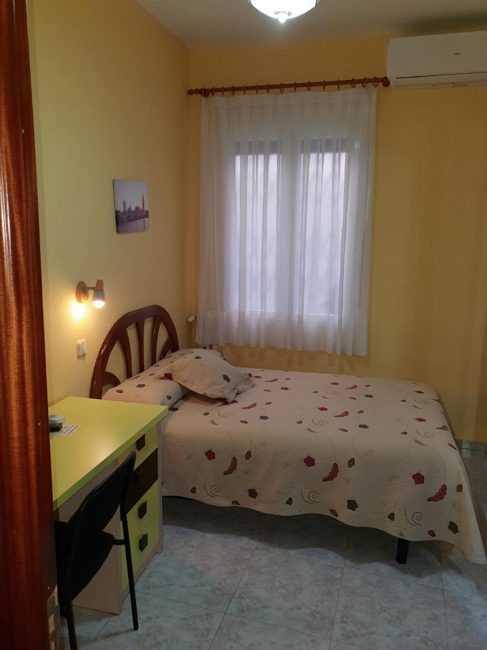 Hostal Angelines Madrid Exterior photo