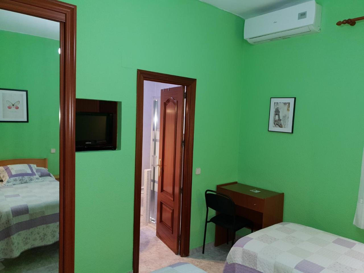 Hostal Angelines Madrid Exterior photo